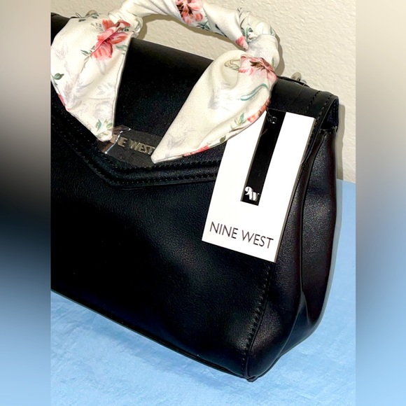 ✨HP✨ “NINE WEST” BRAND NEW BLACK PURSE WITH FLORAL BOW ACCENT, REMOVABLE STRAP. - Picture 2 of 6